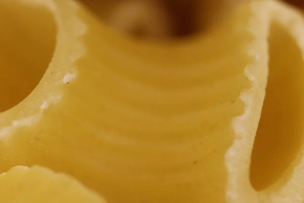 Hoorns Pasta textuur. Macaroni ongekookt voedsel achtergrond. Macro close-up. — Stockfoto