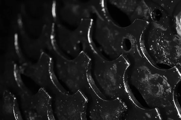 Czarny brudne rowerów biegów tekstury. Makro monochromatyczne tło zbliżenie. — Zdjęcie stockowe