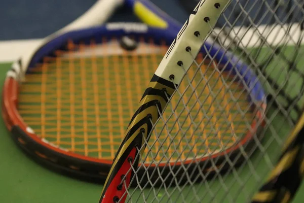 Dos raquetas de tenis en la cancha de juegos. Fondo Deportivo . — Foto de Stock