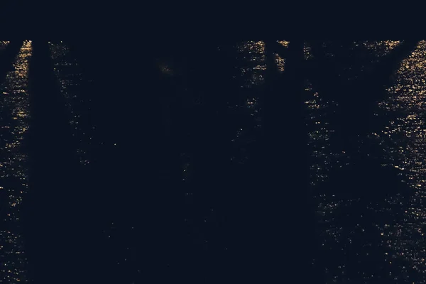 Odraz stromů na říčních světlech v noci — Stock fotografie