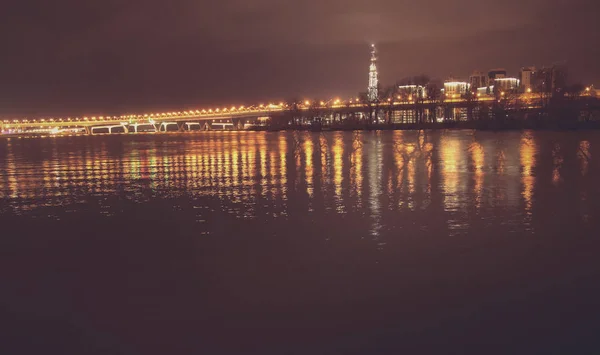 Luces del horizonte de la ciudad con reflejo en el Golfo de Finlandia. Exposición nocturna paisaje . —  Fotos de Stock