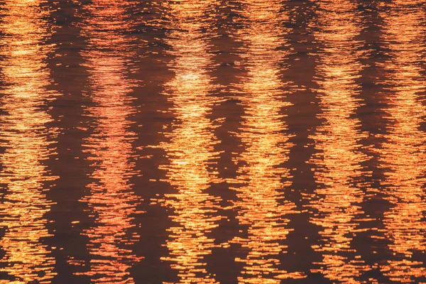 밤이 되면 네바강 의물 위로 도시 가환하게 비쳐 집니다. 배경을 채움. — 스톡 사진
