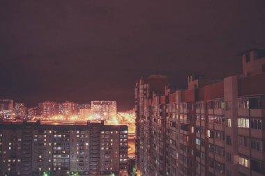 Konut binaları yaşam alanı. Gece pozlama.