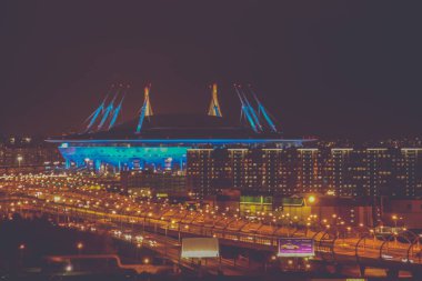 İkametgah evleri olan büyük bir bina. Şehir manzarası. Geceye maruz kalma. St. Petersburg..