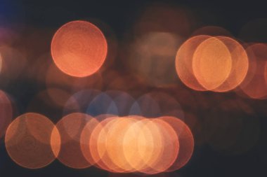 Odaklanmamış gece ışıkları. Sarı daireler arka planda. Bulanık renkli daireler arkaplan.