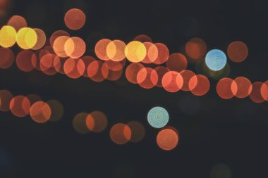 Bulanık renkli daireler arka plan. Odaklanmamış gece ışıkları. Sarı daireler bokeh arkaplan.