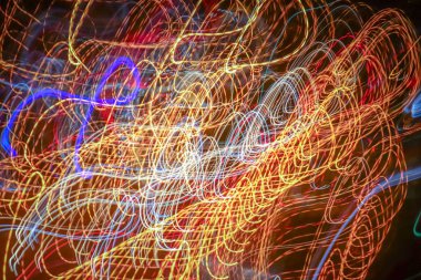 Soyut ışık izleri. Işıklar dinamik arkaplanı izler. Gece pozlama hareket çizgileri dokusu.