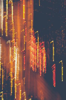 Işık, arka planı izler. Işıklar dinamik arkaplanı izler. Gece pozlama hareket çizgileri dokusu.