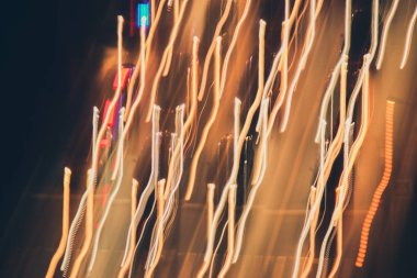 Çizgiler ışık izi arka plan. Işıklar dinamik arkaplanı izler. Gece pozlama hareket çizgileri dokusu.