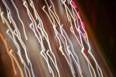 Geceye maruz kalma hareketi dokusu. Işık, arka planı izler. Işıklar dinamik arkaplanı izler.