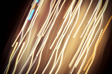 Hat ışıkları dinamik arkaplanı izler. Geceye maruz kalma hareketi dokusu. Işık izleri arka planı.