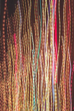 Çizgi ışığı arka planı izler. Işıklar dinamik arkaplanı izler. Gece pozlama hareket çizgileri dokusu.