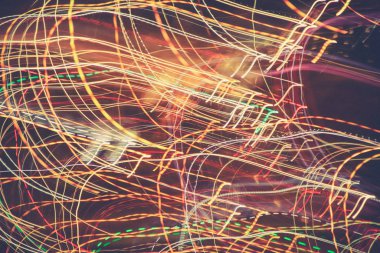 Işık, arka planı izler. Işıklar dinamik arkaplanı izler. Gece pozlama hareket çizgileri dokusu.