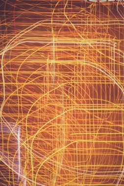 Işık, arka planı izler. Işıklar dinamik arkaplanı izler. Gece pozlama hareket çizgileri dokusu.