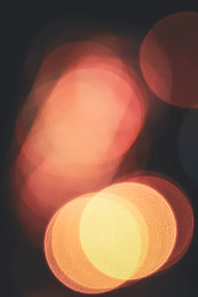 Lumières nocturnes floues. Cercles jaunes fond bokeh. Fond de cercles colorés flous . — Photo