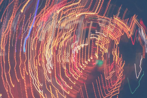 Gece boyunca hareket çizgilerini çember içine alın. Işık, arka planı izler. Işıklar dinamik arkaplanı izler.