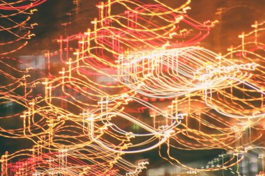 Işıklar dinamik arkaplanı izler. Gece parlayan hareket çizgileri dokusu. Işık parlaklık izleri arka plan.