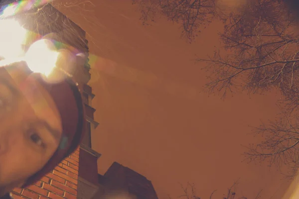 A man peeks in the background of the house — Stock Photo, Image