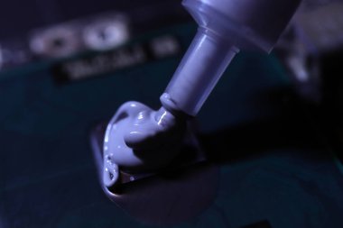 İşlemci mikroçipine termal yapıştırıcı uygulanıyor.