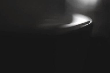 Bardaklar ağzına kadar dolu. Siyah ve beyaz.