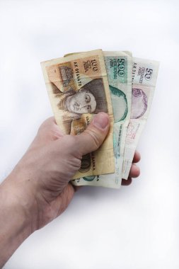 Elimde Bulgar banknotları var. Bulgar parası. İzole edilmiş banknotlar. 500 ve 100 ve 50 leva..