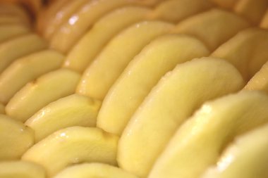 Çiğ patates arka planı. Sebze pişirme fikri. Patatesleri dilimler.