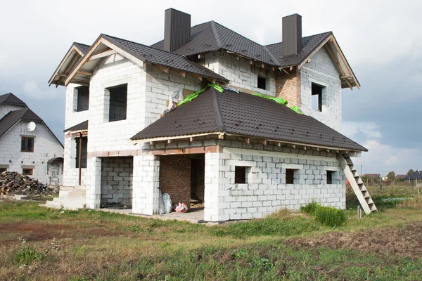 Una sola casa familiar en construcción. Una casa sin terminar de trabajar dentro de la casa — Foto de Stock