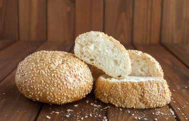 Tahta masada taze ev yapımı hamburger çörekleri.