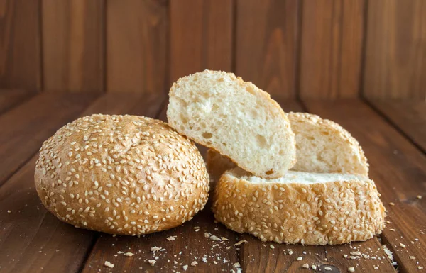 Tahta masada taze ev yapımı hamburger çörekleri.