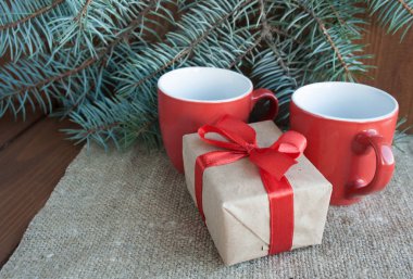 Koyu ahşap arka plan üzerinde kırmızı kurdele ile Noel hediyeleri