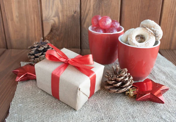 Christmas kırmızı bardak gingerbread ve Noel süsleri.