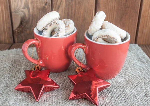 Christmas kırmızı bardak gingerbread ve Noel süsleri.