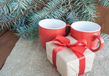 Koyu ahşap arka plan üzerinde kırmızı kurdele ile Noel hediyeleri