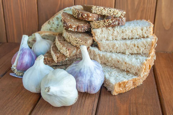 Ev yapımı ekmek ve tüm başkanları sarımsak dilimleri