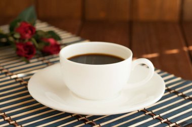 Ahşap arka planda bir fincan kahve.