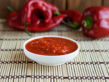 Bir beyaz tank ve sıcak kırmızı biber biber domates sosu.