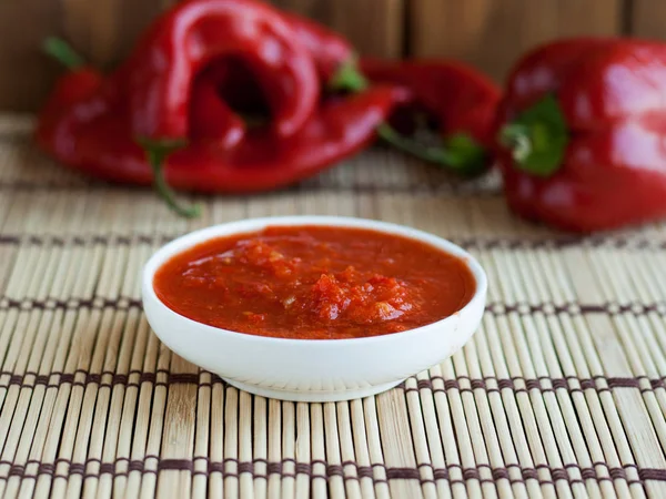 Bir beyaz tank ve sıcak kırmızı biber biber domates sosu.