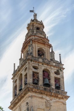 Çan kulesine Camii.