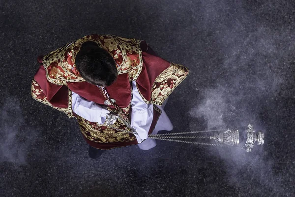 Zuiveren van zielen. Acolyte verplaatsen een wierookvat — Stockfoto