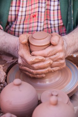 Eller, çamur ve el sanatları