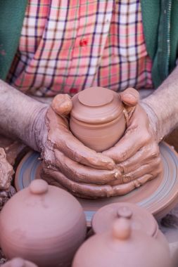 Eller, çamur ve el sanatları