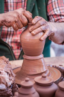 Eller, çamur ve el sanatları