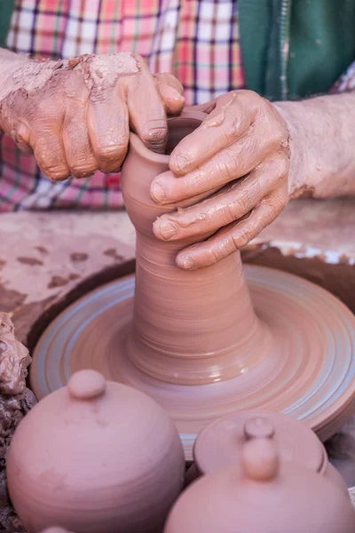 Eller, çamur ve el sanatları