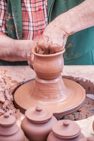 Eller, çamur ve el sanatları