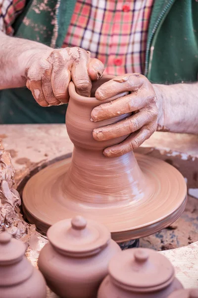 Hands, mud and crafts