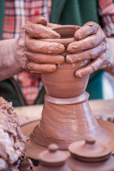 Eller, çamur ve el sanatları