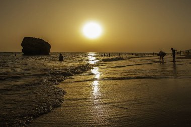 Turuncu baskın renk ile bir plaj güneş güzel koyarak