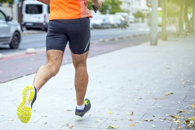 Bacaklarını hareket ettirirsen kalbini de hareket ettirirsin. Spor sağlıktır.. 