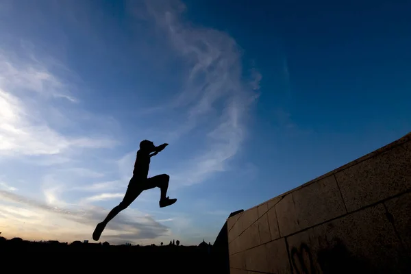 Fiatal fiú, aki parkour-t gyakorol — Stock Fotó