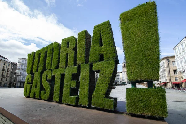 Brieven van de stad Vitoria Gaisteiz gemaakt met gras. — Stockfoto